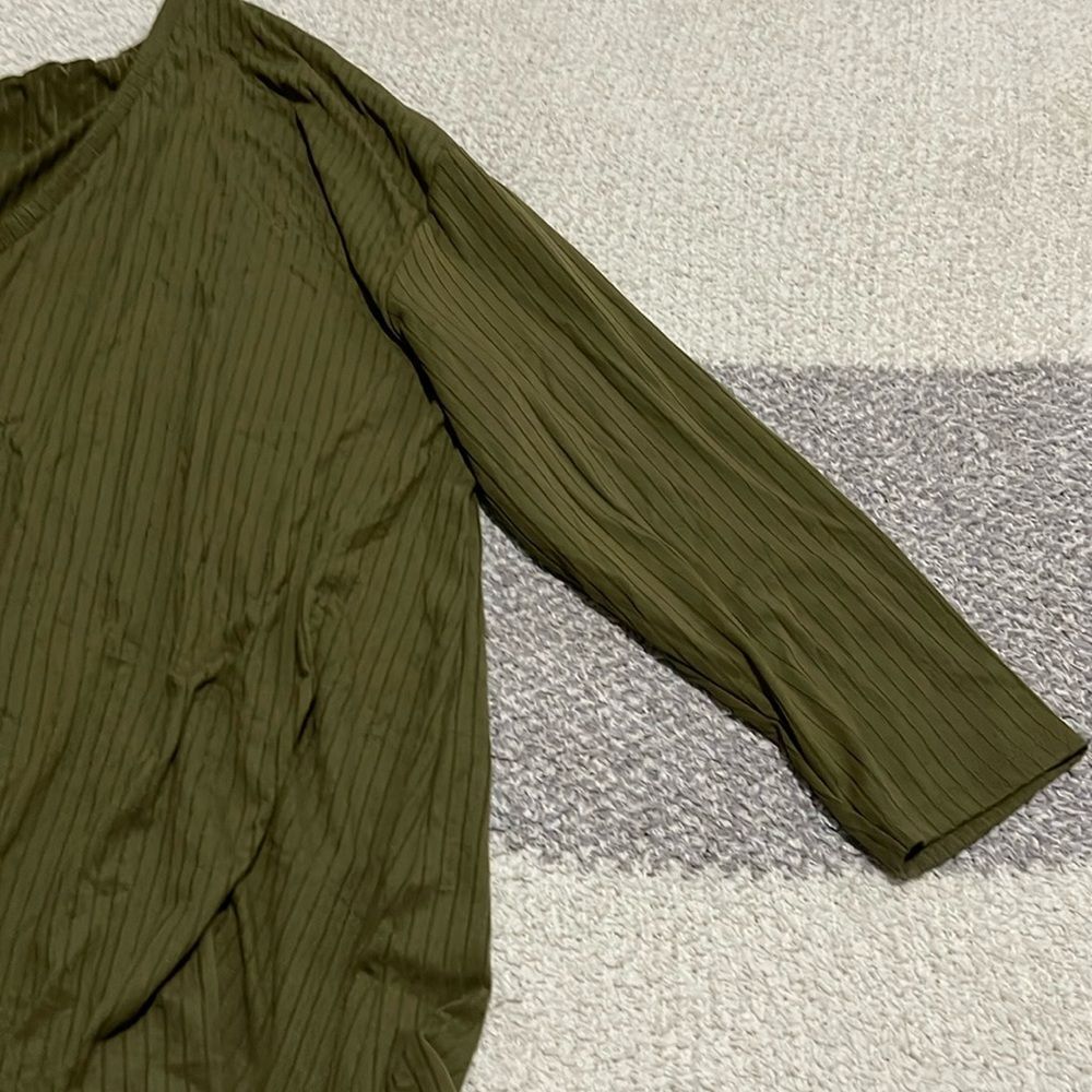 ASOS - 20. V Cut Ribbed Top - Picture 4 of 9